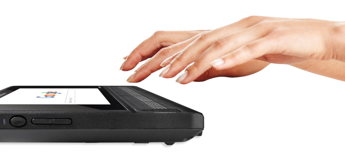 صورة تظهر أيادي تكتب على شاشة  BrailleNote Touch